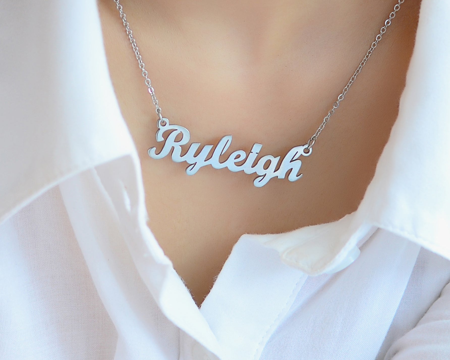 Unveiling Elegance: The Timeless Allure of the Personalised Name Necklace - BELLE FEVER