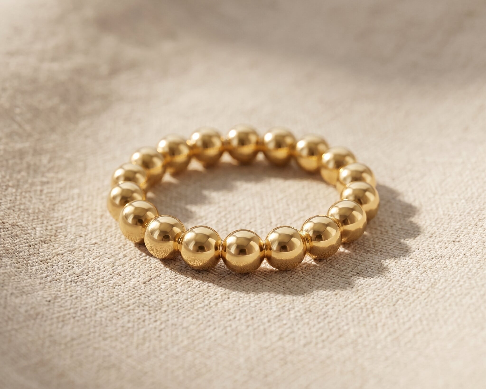 Golden link ring with chain-style design in gold, modern minimalist jewellery for everyday wear