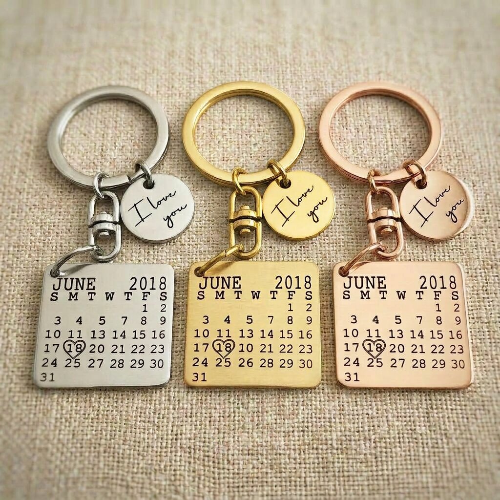 Personalised calendar keyring in gold, silver and rose gold finishes with engraved calendar design